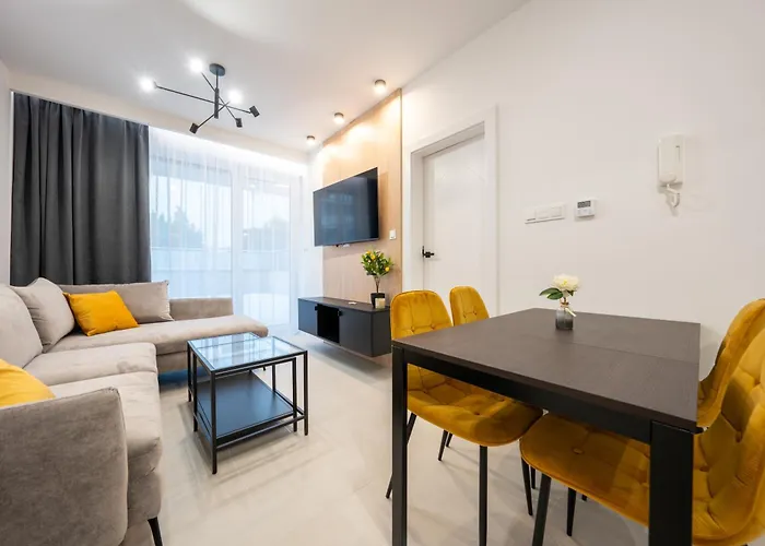 Miodowy Apartament Z Duzym Tarasem W Rewalu, Blisko Morza